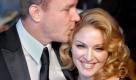 Da war die Welt noch in Ordnung! Aber nach der Scheidung ging die Schlammschlacht los. Über den Sex mit der zugegeben etwas zu sehr durchtrainierten Madonna sagte ihr Ex-Mann Guy Ritchie einmal, das sei wie Sex mit einem Knorpel zu haben. Foto: dpa