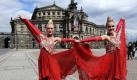 Zwei Tänzerinnen des Moulin Rouge in Dresden auf dem Theaterplatz vor der Semperoper. Am 20. Januar 2012 wird der 7. Dresdner Semperopernball stattfinden.  Eine Attraktion des Abends wird der Auftritt der Tänzerinnen aus Paris sein. Foto: dapd