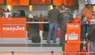 Passagiere des britischen Billigfliegers easyJet stehen am Freitag (17.10.2008) am Abfertigungsschalter auf dem Flughafen in Dortmund. Das Bodenpersonal der Fluggesellschaft streikt seit den frühen Morgenstunden, da easyjet den Standort Dortmund auflösen wird. Die Mitarbeiter sollen versetzt werden. Foto: Bernd Thissen dpa/lnw +++(c) dpa - Bildfunk+++ Foto: dpa
