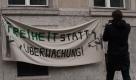 Piratenpartei demonstriert gegen Staatstrojaner: Ein Teilnehmer fotografiert in Berlin vor dem Rathaus im Bezirk Neukölln bei einer Protestaktion der Piratenpartei unter dem Motto «Schluss mit dem Überwachungswahn! Stoppt Staatstrojaner, Vorratsdatenspeicherung, und Lehrerüberwachung» gegen die Datenüberwachung durch staatliche Behörden ein Transparent mit der Aufschrift «Freiheit statt Überwachung». Ein zweiter Aktionstag ist für den 30. November 2011 vorgesehen. Foto: dapd