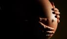 Jedes Jahr kommen in Deutschland viele tausend Babys mit Alkoholschäden zur Welt. Die Schätzungen schwanken zwischen 4000 und 10.000 Kindern, die teils schwere körperliche und geistige Schäden davontragen. Das ist eine Hypothek fürs ganze Leben. Da wir nicht genau wissen, wann und wie stark Alkohol in der jeweiligen Phase der Schwangerschaft wirkt, sollten Frauen auf jedes Glas verzichten, sobald sie wissen, dass sie schwanger sind, warnt der Kinderarzt Prof. Spohr zum Tag des alkoholgeschädigten Kindes am 9. September. Foto: dpa