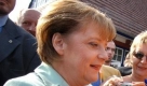 Im Bundestagswahlkampf 2005 ist Merkel in Zingst in Vorpommern unterwegs. Mit viel persönlichem Einsatz gewinnt sie damals das Direktmandat, wie 2009 auch. Foto: dpa