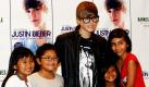 Teenie-Star Justin Bieber (16) posiert umringt von Fans bei der Präsentation seiner Autobiografie mit dem ehrgeizigen Titel Justin Bieber  First Step 2 Forever in Los Angeles. Das neue Buch beweist mal wieder: Man(n) ist nie zu jung, um seine Memoiren zu schreiben. Foto: dapd