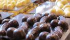 Penisse aus Schokolade liegen in den Auslagen im Laden «Swiet&Seksie» in Antwerpen (Belgien - Foto vom 10.03.2012). Belgiens Chocolatiers tüfteln nicht nur an Rezepten, sondern entwickeln auch ausgefallene Formen. Besonders gerne werden gerade Körperteile vernascht. Foto: Doreen Fiedler dpa (zu dpa-KORR.: «Schlüpfriges im Schokoladenland» vom 03.05.2012) +++(c) dpa - Bildfunk+++

 Foto: dpa
