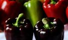 Mit reichlich Anteil an den Vitaminen A, C und E ist die Paprika ein wahres Power-Gemüse. Sie enthält etwa doppelt so viel Ascorbinsäure wie Zitrusfrüchte und darf sich daher bereits als Vitamin-C-Bombe bezeichnen. Foto: ddp