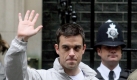 ARCHIV - Popsänger Robbie Williams winkt in London (Archivfoto vom 24.05.2006). Ärger für Williams im Bahamas-Urlaub: Die Polizei wolle ihn nach einem Raubüberfall auf Paparazzi vernehmen, berichteten britische Medien am Donnerstag (25.06.2009). Die Fotografen hatten den Briten und seine Begleiter zuvor abgelichtet und Williams habe sich deshalb am Strand mit den Beiden gestritten. Stunden nach der Auseinandersetzung seien die Paparazzi in der Nacht mit Waffengewalt überfallen worden. Die Räuber hätten Kameras, Kleider, Reisepässe und Geldbörsen im Wert von umgerechnet 18.000 Euro gestohlen. (zu dpa 0307 vom 25.06.2009) EPA/Lindsey Parnaby +++(c) dpa - Bildfunk+++
pixel Foto: dpa