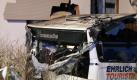 Bus im Haus:Der Aufprall war so stark, dass das Fahrzeug bis zur Hinterachse durch die Mauer im Erdgeschoss verschwand. Foto: dpa