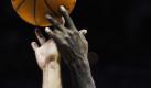 Gleichzeitig am Ball sind diese beiden Spieler der Nordamerikanischen Basketball Profiliga NBA. Foto: Tannen Maury Corbis Foto: dpa