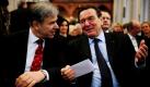 Der ehemalige Bundeskanzler Gerhard Schröder (rechts) und Berlins Regierender Bürgermeister Klaus Wowereit (beide SPD) plaudern in der Nikolaikirche in Berlin während einer Feierstunde miteinander. Die Veranstaltung findet anlässlich des 20. Jahrestages der konstituierenden Sitzung des ersten frei gewählten Gesamtberliner Parlaments nach der Wiedervereinigung statt. Aufeinander trafen bei dem Festakt  zahlreiche Abgeordnete der damaligen Zeit wie auch die Vertreter des derzeitigen Parlaments. Foto: dapd