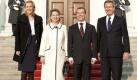 Bundespräsident Christian Wulff (r.) und dessen Frau Bettina (l.) posieren vor dem Schloss Bellevue in Berlin bei einem Empfang mit dem russischen Präsidenten Dmitri Medwedew und dessen Frau Swetlana Medwedewa. Medwedew wird nach seinem Empfang in Berlin nach Lubmin reisen, um dort an der Eröffnungszeremonie für den Betrieb des ersten Strangs der deutsch-russischen Ostseepipeline teilzunehmen. Foto: dapd