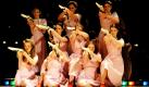 Der Chor singt auf der Bühne im Deutschen Schauspielhaus in Hamburg während der Probe zum Theaterstück Mädchen in Uniform - Wege aus der Selbstverwirklichung. Das Stück feiert heute Premiere. Foto: dpa