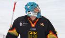 Der deutsche Torhüter Dimitri Pätzold beim Olympia-Qualifikationsspiel zwischen Deutschland und Japan am 05.02.2009 in Hannover. Dank der Paraden von Torhüter Pätzold hat Deutschland bei der Eishockey-Weltmeisterschaft in der Schweiz nach zwei Spielen einen Punkt.
 Foto: dpa