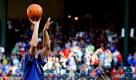 Dirk Nowitzki hat den aktuell höchsten Marktwert aller NBA-Profis. Für die Berechnung wurden die Bekanntheit und die Attraktivität des Namens, sowie Persönlichkeitsattribute wie Aufrichtigkeit, Zugänglichkeit, Erfahrung und Einfluss herangezogen. Nowitzkis trockener Kommentar zu dem Ergebnis: Ich habe mich noch nie als Marke gesehen. Foto: dpa