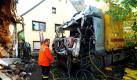 Im thüringischen Rückersdorf ist ein Lkw von der Straße abgekomen und in ein Wohnhaus gekracht. Der 71-jährige Fahrer wurde in seinem Fahrzeug eingeklemmt und musste von Feuerwehr und dem Technischen Hilfswerk befreit werden. Die 57-jährige Bewohnerin des Hause wurde nicht verletzt. Foto: dapd