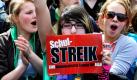 Schüler und Studenten demonstrieren in Köln für Änderungen in der deutschen Bildungspolitik. Die Teilnehmer kritisierten verschulte Studiengänge und mangelnde Ausstattung an den Hochschulen. Die Schüler wandten sich gegen die Art und Weise der Verkürzung der Schulzeit bis zum Abitur.  Foto: dpa