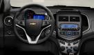 Wo andere Hersteller bei der Instrumententafel mit weit gespannten bogenförmigen Konstruktionen aufwarten, hat der Chevy ein asymmetrisches kleines Gehäuse, das an eine Spielkonsole aus der Anfangszeit der Entertainmentindustrie erinnert. Foto: pi