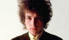 Legendäres Allroundgenie: Bob Dylan wird 70
Vorspann:	
Text:	
New York (dpa) - Er ist der große Verwandlungskünstler unter den Popstars, ein Chamäleon: Bob Dylan hat sich in fast allen Sparten der Muse versucht und dafür die höchsten Preise einkassiert. Nur der Nobelpreis für seine Poesie blieb dem Amerikaner bisher versagt. 

Auch mit einer Gemäldeausstellung in der dänischen Nationalgalerie fiel der Maler Bob Dylan bei der Kunstkritik in Ungnade: «Ordinär». Dafür schreibt er nun Bücher: Ein US-Verlag will sechs Bände von ihm herausgeben. Zuvor aber feiert das Allroundgenie allerdings noch einen runden Geburtstag: Heute wird Dylan 70. Bald darauf startet er zu einer Europa-Tournee und tritt dabei zum Beispiel auch in Mainz und Hamburg auf.

Dylan tut seit jeher das, was man am wenigsten von ihm erwartet. Erst war er ein Folksänger mit Mundharmonika, dann griff er zur E-Gitarre, was manche Fans mit «Judas»-Rufen quittierten. Erst gab er mit seinen Protestsongs («Blowin' In The Wind») der 68er Generation eine Stimme, dann bekehrte er sich zum Christentum und nahm nur noch Gospelsongs auf. Gegen Schubladen-Denken hat Bob Dylan sich immer gewehrt, er wollte seinen eigenen Weg gehen, «Like A Rolling Stone».

Nach dem zeitweiligen Verlust seiner Stimme schon abgeschrieben und von den Kritikern für verrückt erklärt, brachte er in den 90ern wieder Alben heraus, die einhellig als Meisterleistung gefeiert wurden. «Time Out Of Mind» brach 1997 endgültig das Eis. Seitdem ist er wieder fest für die Top Ten gebucht. Mit seinem Studioalbum «Modern Times» schaffte es der Musiker 2006 erstmals nach 30 Jahren auf Platz eins der Charts - ein beispielloses Comeback.

Seit 1988 befindet er sich zudem auf einer «Never Ending Tour» mit bisher mehr als 2000 Konzerten in aller Welt. Außer den Namen seiner Musiker sagt Dylan bei den Auftritten in der Regel kein Wort. Dass die einstige Kultfigur der Woodstock-Generation im April auch in China auftrat und noch dazu die Überprüfung des Programms zuließ, nahmen ihm Menschenrechtler schwer übel.

«Ich weiß mittlerweile, dass ich Dylan nie verstehen werde», sagt die frühere «Königin der Folkbewegung», Joan Baez (70), die ihn Anfang der 60er Jahre bekannt gemacht hatte. «Das gilt allerdings auch für andere, einschließlich seiner selbst.» In Anlehnung an ein Zitat von Bert Brecht hat Dylan einmal gesagt: «Wer immer es ist, den ihr sucht, ich bin es nicht.»

Seine Rätselhaftigkeit ist sicherlich einer der Gründe dafür, warum Dylan bereits zu Lebzeiten ein bevorz Foto: dpa