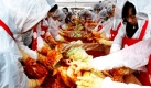Freiwillige Helferinnen bereiten Kimchi in Seoul, Südkorea, zu. Dies geschieht im Rahmen einer karitativen Aktion, bei der Bedürftigen geholfen wird. Kimchi ist eine traditionelle Speise in Südkorea. Foto: ap