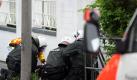 Polizisten und ein Sanitäter helfen bei einer Protestkundgebung gegen eine Wahlkampfveranstaltung der rechtsextremen Splitterpartei Pro NRW in Bonn einem verletztem Kollegen. Foto: Henning Kaiser Foto: dpa