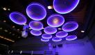 In violettes Licht tauchen Deckenlampen den neu renovierten Konzertsaal in der Universität der Künste, UDK, in Berlin. Offiziell wiedereröffnet wird der Saal am 12. November.  Foto: dpa