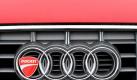 Ein Ducati-Emblem in den vier Ringen eines Audi-Kühlergrills: Der Autohersteller aus Ingolstadt interessiert sich für den Luxus-Motorrad-Hersteller Ducati. Foto: David Ebener Foto: dpa