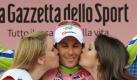 Ivan Basso nimmt als Gesamtführender beim Giro d'Italia Glückwunsch-Küsschen entgegen. Foto: dpa