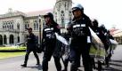 Auf Grund weiterer Massendemonstrationen in Bangkok, Thailand, werden die belagerten Regierungsgebäude von der Polizei bewacht. Die Demonstranten sind Anhänger des gestürzten Ministerpräsidenten Thaksin Shinawatra und fordern von der aktuellen Regierung Neuwahlen. Foto: dpa
