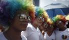 Teilnehmer einer Schwulenparade in Mexiko Stadt, Mexiko, tragen bunte Regenbogenperücken und verspiegelte Sonnenbrillen. Die Regenbogenfarben sind ein internationales schwul-lesbisches Symbol. Foto: ap