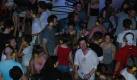 Innerhalb der Burg geht es nicht überall laut zu. Bei der Silentdisco setzt man sich einen Kopfhörer auf und kann sich einen der DJ's auswählen. Durch das kuriose Spektakel wird die nächtliche Ruhe auf der Burg nur durch die Jauchzer der Teilnehmer gestört - ein Konzept für die Zukunft? Foto: news.de