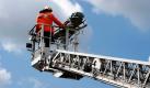 Einsatzkräfte der Feuerwehr bergen nach einem Brand in einem Altenheim in Bruchsal eines der Opfer. Bei dem Feuer kamen zwei Bewohner ums Leben. Die anderen 28 Heimbewohner konnten rechtzeitig ins Freie gebracht werden. Die Brandursache ist noch unbekannt.  Foto: dpa