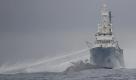 A handout photograph made available by the Sea Shepherd Conservation Society, shows a confrontation between activists on anti-whaling protest vessel, the Ady Gil and Japanese whaling vessel Shonan Maru 2 in Australia's Antarctic Waters, 06 January 2010. An anti-whaling protest ship was taking on water after colliding with a security vessel of the Japanese whaling fleet in the Antarctic, the Sea Shepherd Conservation Society's leader said 06 January. Paul Watson said five of the six crew members aboard the high-speed trimaran were rescued and taken aboard an accompanying protest ship, the Bob Barker. The captain stayed with the 1.5-million-US-dollar Ady Gil, in the hope of saving it from sinking. EPA/SEA SHEPHERD CONSERVATION SOCIETY/HANDOUT AUSTRALIA AND NEW ZEALAND OUT EDITORIAL USE ONLY/NO SALES +++(c) dpa - Bildfunk+++

 Foto: dpa