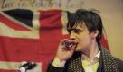 Die Queens Park Rangers haben vieleFans. Besonders viele Berühmtheiten tummeln sich bei ihnen. Unter anderem auch Pete Doherty. Schon als kleines Kind war er Fan des Vereins und zeitweise sogar Vorstandsmitglied - bis er auf einer Toilette beim Drogenkonsum angetroffen wurde.
 Foto: dapd