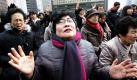 Christen senden bei einer Kundgebung im südkoreanischen Seoul, bei der sie den nordkoreanischen Herrscher Kim Jong Il kritisieren und Menschenrechtsverstöße im Land anprangern, Gebete zum Himmel. Der südkoreanische Präsident Lee Myung-bak sprach sich für Verhandlungen mit dem nördlichen Nachbarland aus und warnte davor, die Rivalitäten so weit fortschreiten zu lassen, dass sich die dunkle Geschichte wiederhole. Pjöngjang solle sein Atomprogramm beenden.  Foto: dapd