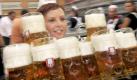 Das Stemmen der Maßkrüge kostet Kraft und Nerven. Doch die Bedienungen auf dem Münchner Oktoberfest können sich über ein gutes Einkommen in den drei Wochen freuen. Foto: dpa