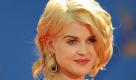 Kelly Osbourne hat in ihrer Zeitungskolumne angekündigt, dass sie den Großteil ihrer 15 Tätowierungen satt hat. Wie Usmagazine.com berichtet, hofft die 25- Jährige nun, dass das Entfernen der Tattoos nicht allzu schmerzhaft sein wird. Sie schreibt: Ich habe meinen Hautarzt aufgesucht und werde mit der Laserbehandlung anfangen, sobald ich Zeit habe. Die Behandlung wird mehrere Monate dauern und wird wohl auch recht unangenehm sein. Kelly spricht sich aber selbst Mut zu: Ich habe gehört, dass es weniger schmerzhaft sein wird als sich die Tattoos stechen zu lassen. Ich hoffe, dass das wirklich so ist.(dpa) Foto: dpa