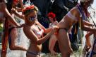Die Aktivistinnen der ukrainischen Gruppe Femen haben mit einer Aktion für Aufsehen erregt. Spärlich bekleidet und in den Farben der  EU-Staaten wuschen sie sich gegenseitig in einem öffentlichen Brunnen. Der Protest richtet sich gegen den Mangel an heißem Wasser, der auch während der EM 2012 in der Ukraine droht. Im Sommer wird in der Ukraine das heiße Wasser abgestellt. Foto: dapd