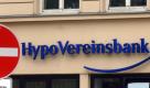Das Logo der HyoVereinsbank an einer Filiale im Stadtteil Haidhausen in München am Montag (13.06.2005) zusammen mit einem Verkehrsschild. Am Nachmittag wird auf einer Pressekonferenz bekanntgegben, dass die italienischen Bank UniCredit die bayerische Hypovereinsbank übernehmen wird.
 Foto: dpa