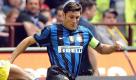 Inter Milan Argentinian international Javier Zanetti (R) fights for the ball with Brazilian Siqueira Luciano of Chievo Verona during their Serie A match Inter Milan vs Chievo at Meazza stadium in Milan on 9 May 2010. EPA/DANIEL DAL ZENNARO +++(c) dpa - Bildfunk+++ Foto: dpa