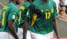 Am 26. Juni 2003 verstarb der Kameruner Fuballnationalspieler Marc-Vivien Fo (r.) beim Konfderationen-Pokal aufgrund eines Herzversagens. Obwohl die rzte sofort zur Stelle waren und ihn noch auf dem Rasen behandelten, gelang es nicht, das Leben des 28-Jhrigen zu retten. Foto: dpa