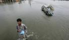 A Pakistani man carries relief goods in flood hit Muzaffargarh district, Punjab province, Pakistan, Thursday, Aug. 19, 2010. Weeks after massive downpours first battered northern Pakistan, submerging tens of thousands of square miles, killing about 1,500 people and leaving millions homeless, those floodwaters are still sweeping downriver and through the south, adding one more layer of misery to people long accustomed to hardship. (AP Photo/Aaron Favila) Foto: ap