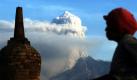 Mount Merapi in Indonesien, der Menschen und Tieren den Tod gebracht hat, speit weiterhin Asche aus. Der Himmel ist aber wieder klar genug, so dass ab heute wieder internationale Flüge aus der Hauptstadt des Landes in die Lüfte steigen. Foto: dapd