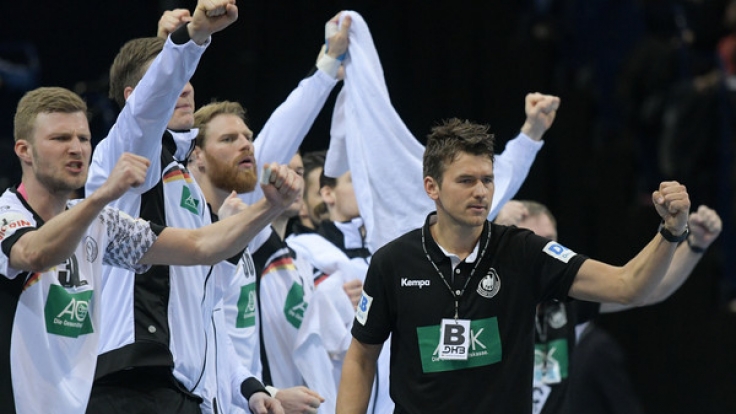 Deutschlands Trainer Christian Prokop (r) feiert einen Treffer seines Teams gegen Schweden. Gegen Portugal wollten die