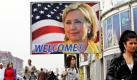 Passanten laufen an einem riesigen Poster der amerikanischen Außenministerin Hillary Clinton in Pristina vorbei. Damit will der Kosovo Clinton willkommen heißen, die diese Woche auf dem Balkan zu Gast sein wird. Foto: dpa