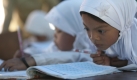 Indonesische Schüler besuchen eine Klasse in einem Zelt in Padang Pariaman. Ein Sturm der Stärke 7,6 verwüstete eine Strecke von mehr als 100 km entlang der westlichen Küste der Insel Sumatra. Foto: ap