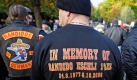 Mehr als eine Woche nach dem Mord an dem 32 Jahre alten Mitglied der Rockergruppe Bandidos in Duisburg ist das Opfer am Samstag in Gelsenkirchen beigesetzt worden. Nach Polizeiangaben nahmen knapp 1500 Menschen an der Trauerfeier teil. Dabei gab es auch einen Motorradkorso mit rund 200 Maschinen von Duisburg nach Gelsenkirchen.  Foto: ddp