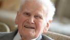 Hans-Eugen Schulze, ehemaliger Richter am Bundesgerichtshof, der seit frühester Kindheit blind ist, erhält nun das Bundesverdienstkreuz. Foto: dpa
