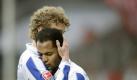 Hertha hat die Hoffnungen auf den Klassenverbleib noch nicht aufgegeben. Raffael, der hier an der Schulter von Fabian Lustenberger seine Tore genießt, traf in der ersten Hälfte im Duell gegen den 1. FC Köln gleich zweimal. Cicero erzielte das Tor zum 3:0-Enmdstand. Foto: dpa