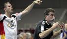 Die deutschen Handballer können haben sich den Weg zur sechsten WM-Teilnahme in Serie geebnet. Mit einem 25:20 (14:9)-Arbeitssieg gegen Griechenland in Dortmund hat sich der WM-Fünfte eine gute Ausgangsposition für das Playoff-Rückspiel am 20. Juni verschafft. Foto: ddp