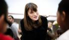 Carla Bruni-Sarkozy, Ehefrau des französischen Staatspräsidenten Sarkozy, trifft sich in Paris mit Kindern während des Paris Book Fair. Die Carla Bruni-Sarkozy Stiftung widmet sich u.a. dem Kampf gegen Analphabetismus, indem sie Bücher an Kinder verteilt. Foto: dpa