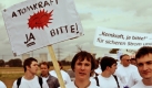 Auszubildende und junge Angestellte des Energiekonzerns RWE demonstrieren am Freitag (04.09.09) nahe dem Atomkraftwerk in Biblis mit Transparenten unter dem Motto Kernig in die Zukunft fuer die Zukunft der Kernenergie. Rund 1500 Auszubildende und junge Angestellte des Energiekonzerns RWE haben sich am Freitagmorgen im suedhessischen Biblis zu einer Demonstration fuer die Zukunft der Kernenergie zusammengefunden. Die Mitarbeiter reisten nach Angaben des Unternehmens aus ganz Deutschland an den Standort der beiden Atomreaktorbloecke Biblis A und B an. Aufgerufen wurden sie dazu von der Gesamtjugendvertretung des RWE-Konzerns und dessen Kraftwerkssparte RWE Power. Am Vormittag wollten die Demonstranten in einem Solidaritaetsmarsch zum Kirchplatz von Biblis ziehen, wo RWE-Chef Juergen Grossmann und Ministerpraesident Roland Koch (CDU) zu ihnen sprechen wollten. (zu ddp-Text) Foto: Thomas Lohnes/ ddp Foto: ddp